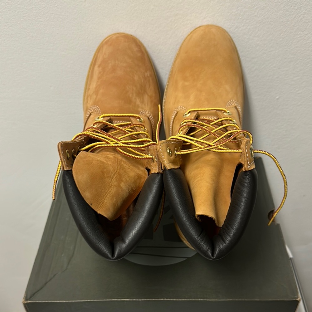 HOST PICK 🎁🎁🛍️ Timberland Tan and Black Ankle Boots with Nubuck Leather. - Picture 3 of 12